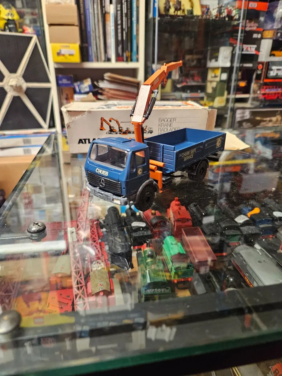 Corgi Conrad Mercedes Truck with Crane - Image 3