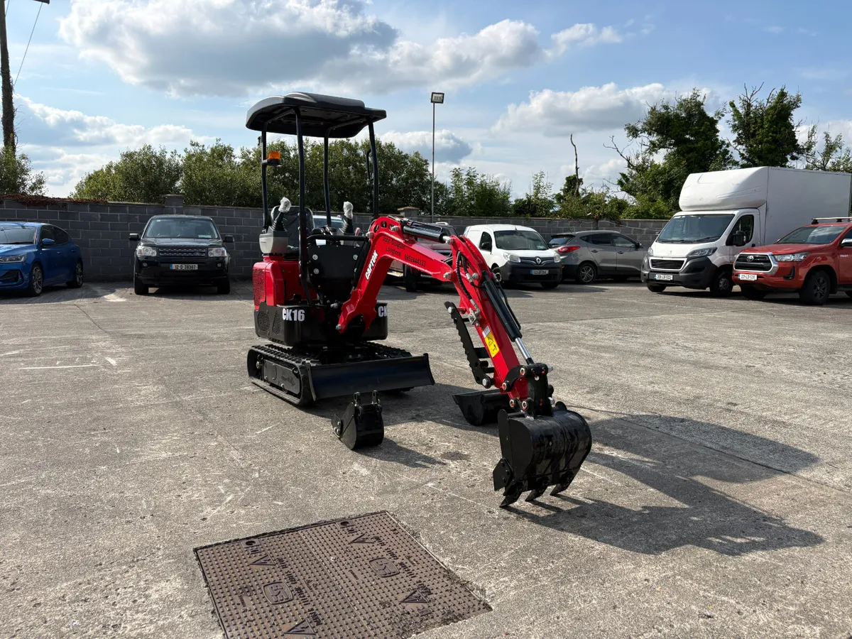 kUBOTA POWERED CAPTOK CK16 MINI EXCAVATOR - Image 1