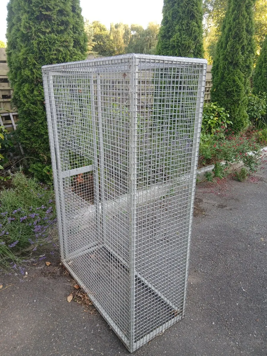 Gas bottles storage cage - Image 3