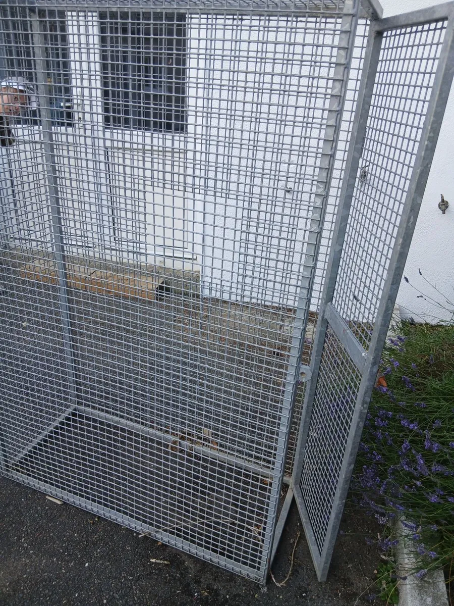 Gas bottles storage cage - Image 1
