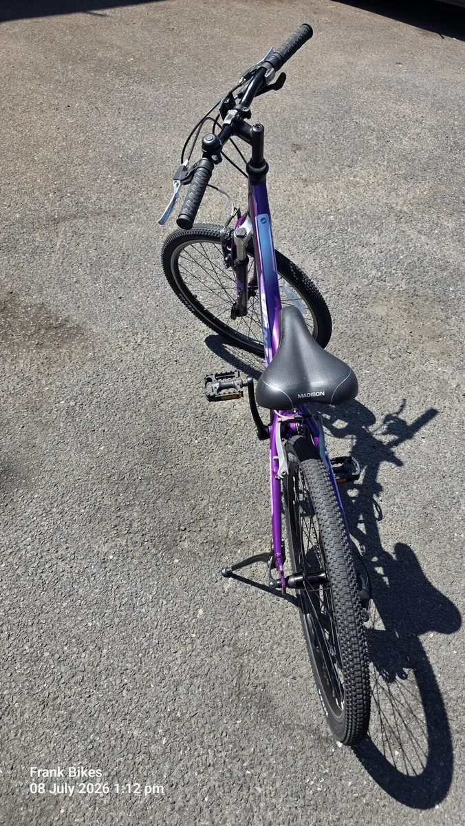 Giant 24" Hybrid Bike – 8 Speed - Image 3