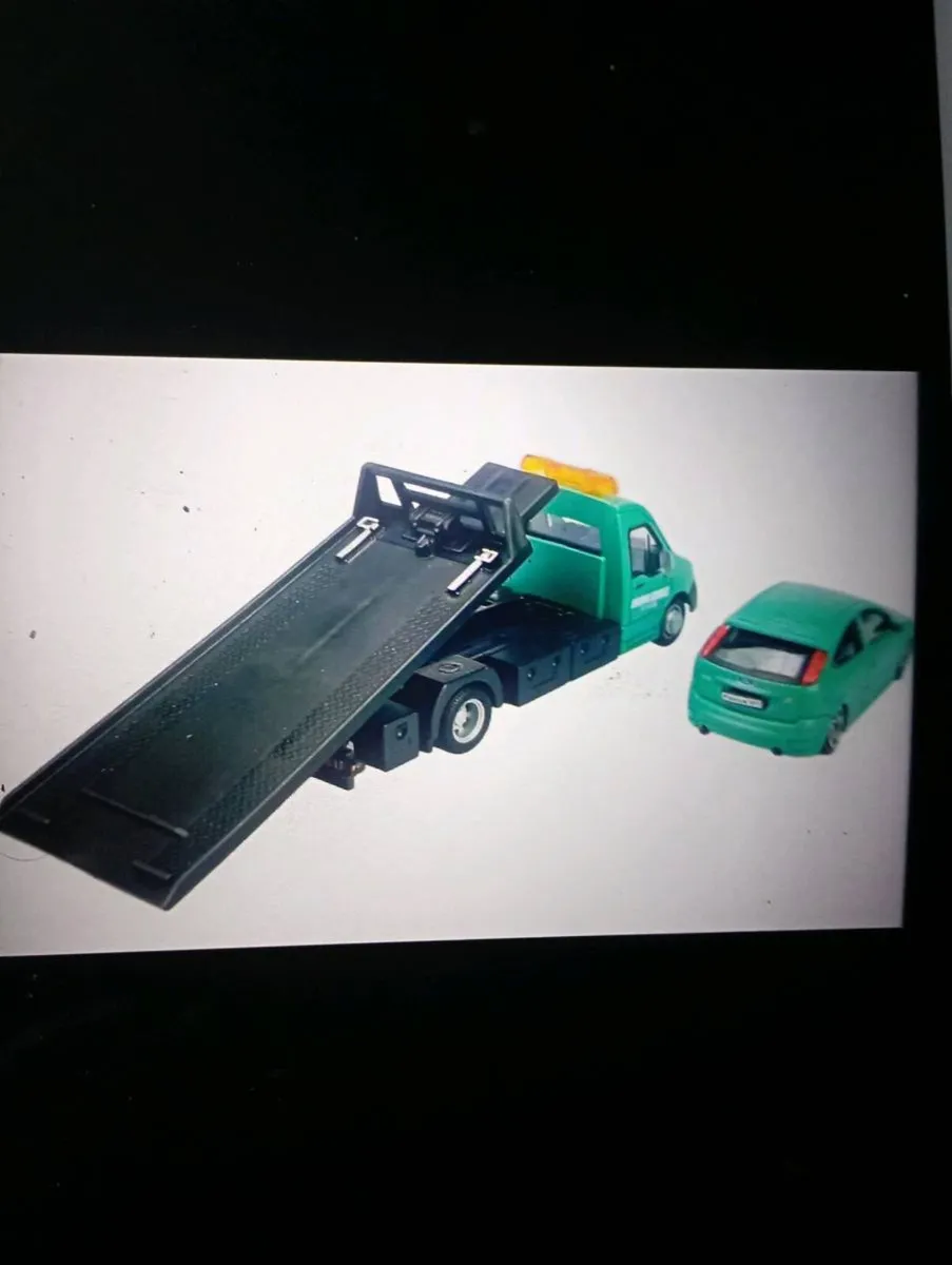 BbURAGO 1-43 SCALE FLATBED TRANSPORT AND CAR - Image 3