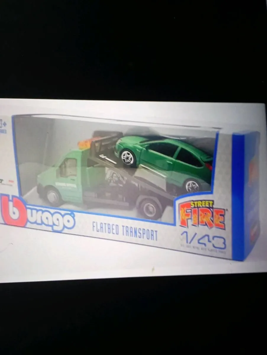 BbURAGO 1-43 SCALE FLATBED TRANSPORT AND CAR - Image 1
