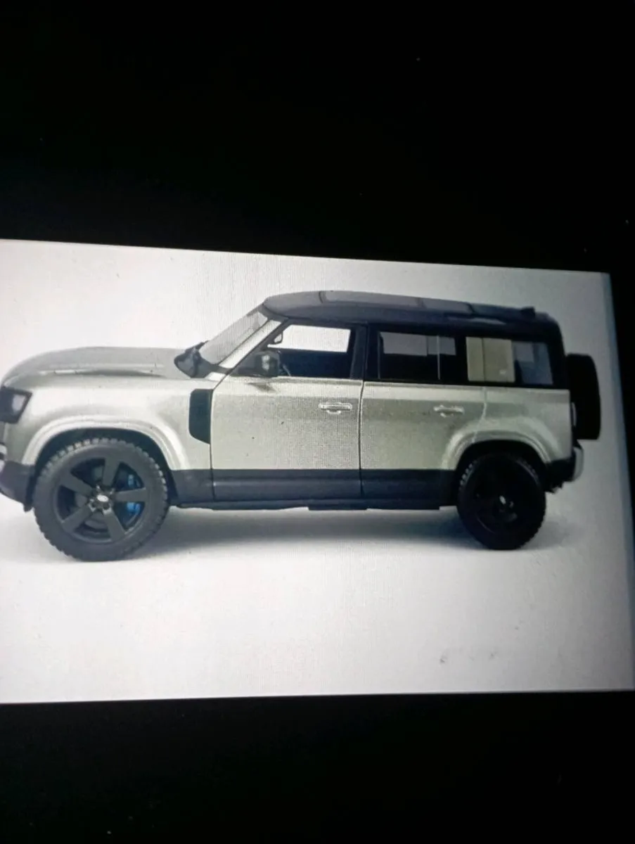 BbURAGO LAND ROVER DEFENDER {110} 2022 1-24 - Image 4
