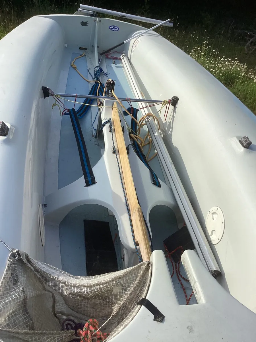 420 Sailing dinghy - Image 1