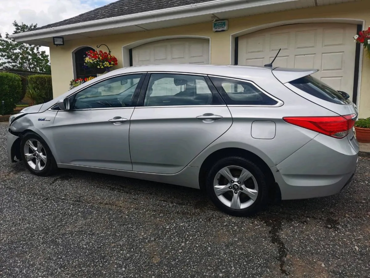 132 Hyundai i40 Estate NCT and Tax - Image 4