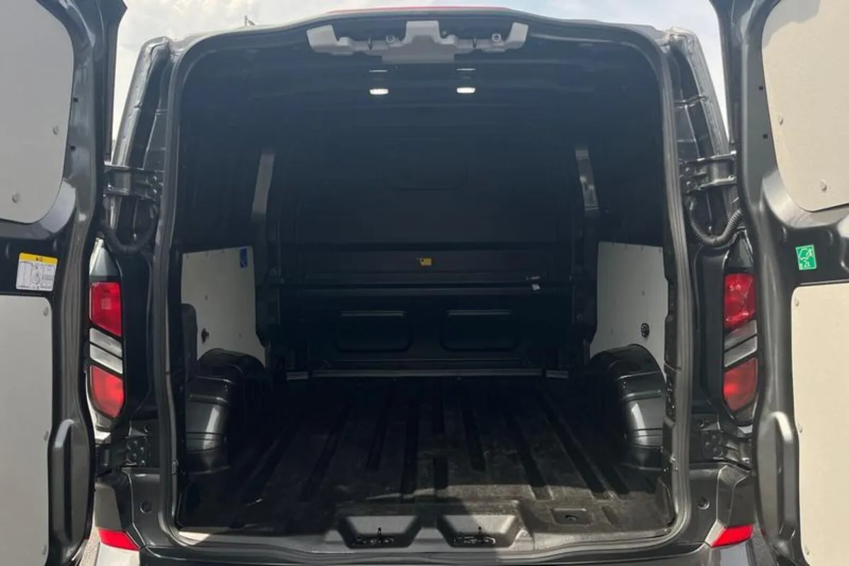 Ford Transit Custom LIMITED - Image 4