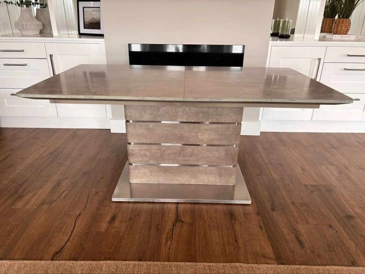 Extendable Dining Table  Excellent Condition - Image 1