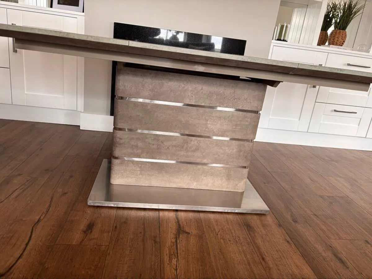 Extendable Dining Table  Excellent Condition - Image 3
