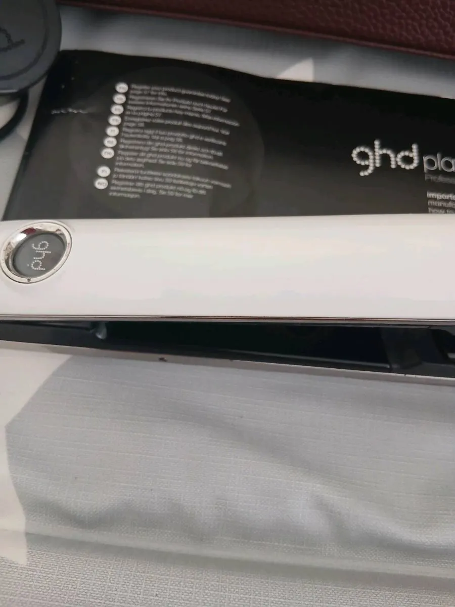 Ghd platinum + hair straighteners with carry case - Image 3
