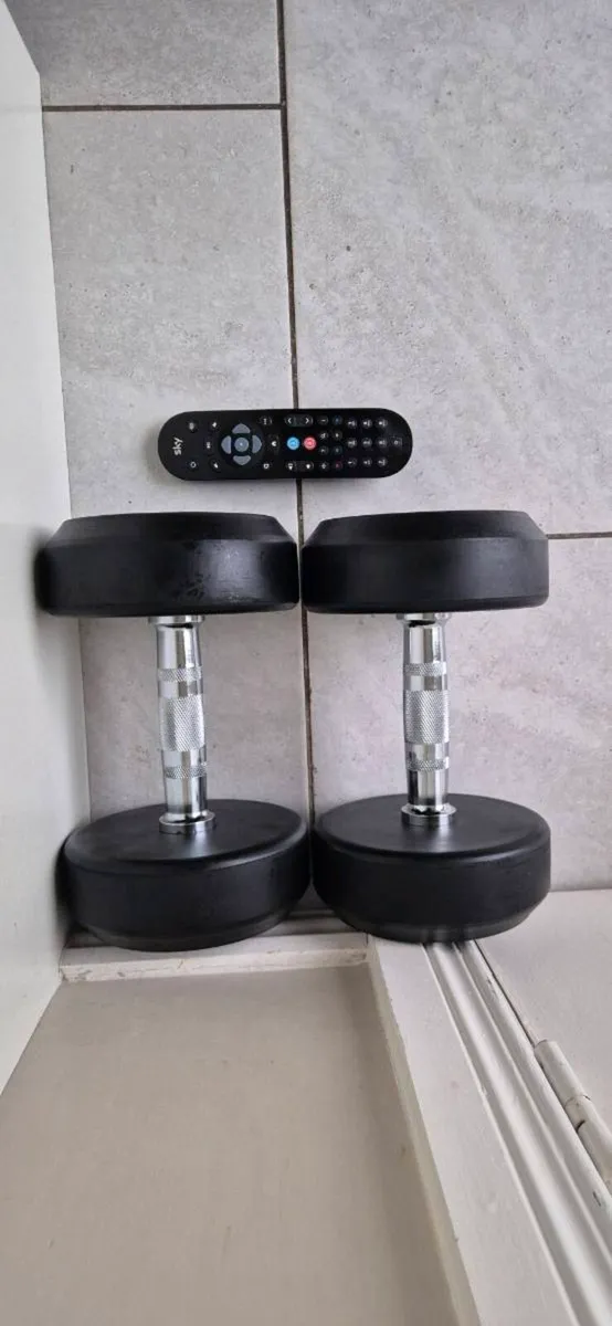 Brand new 2x15kilo rubber coated dumbbell set - Image 1