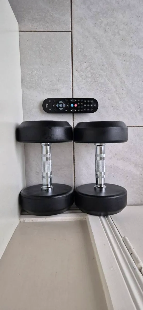 Brand new 2x15kilo rubber coated dumbbell set - Image 2