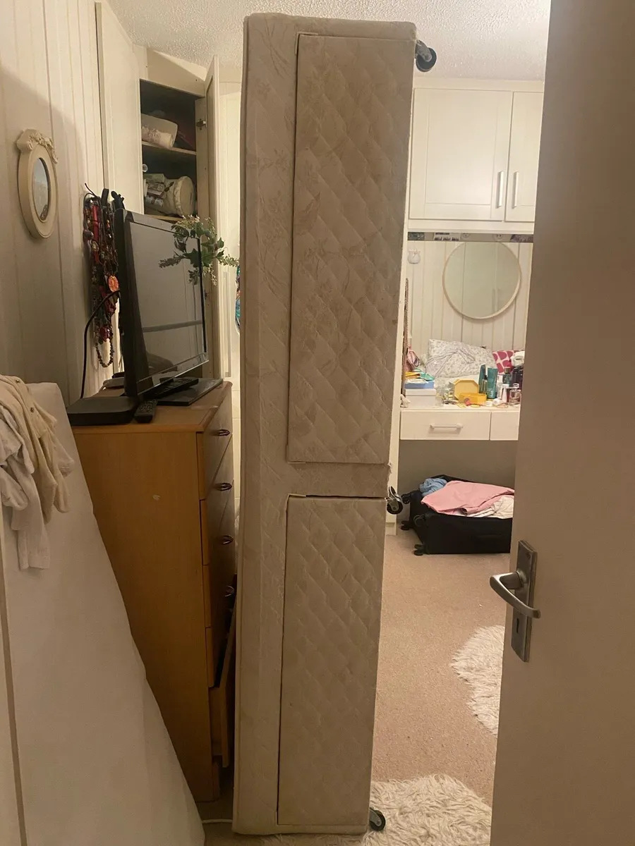 FREE Single bed divan with two drawers - one piece - Image 1