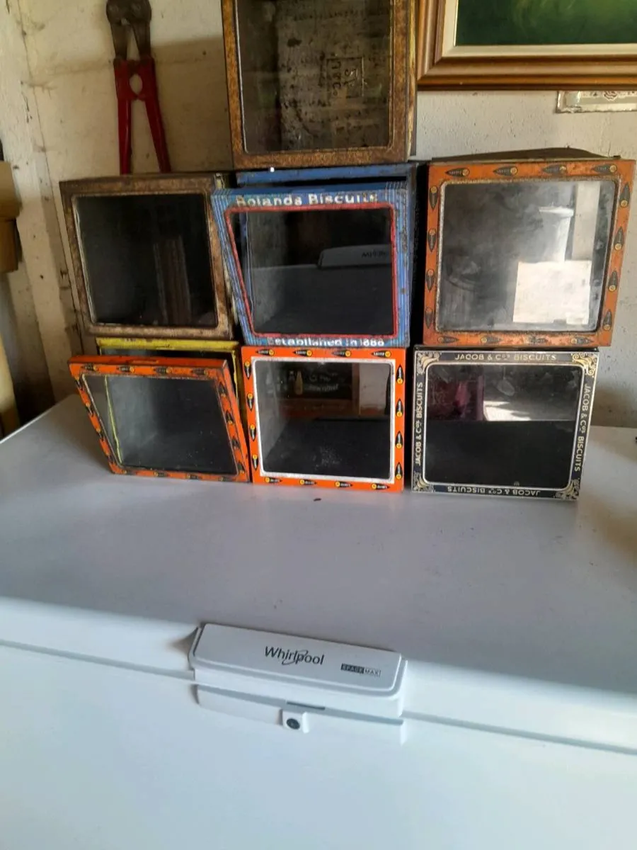 Seven vintage biscuit tins - Image 4