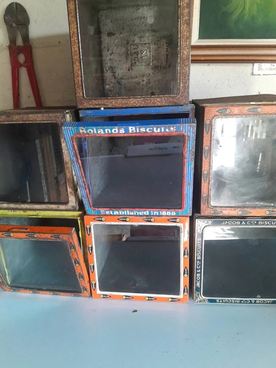 Seven vintage biscuit tins - Image 2