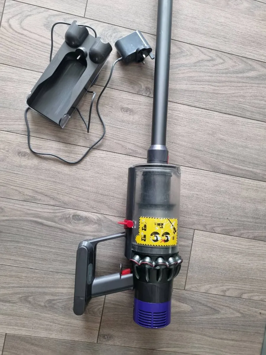 Dyson v10 vaccum - Image 2