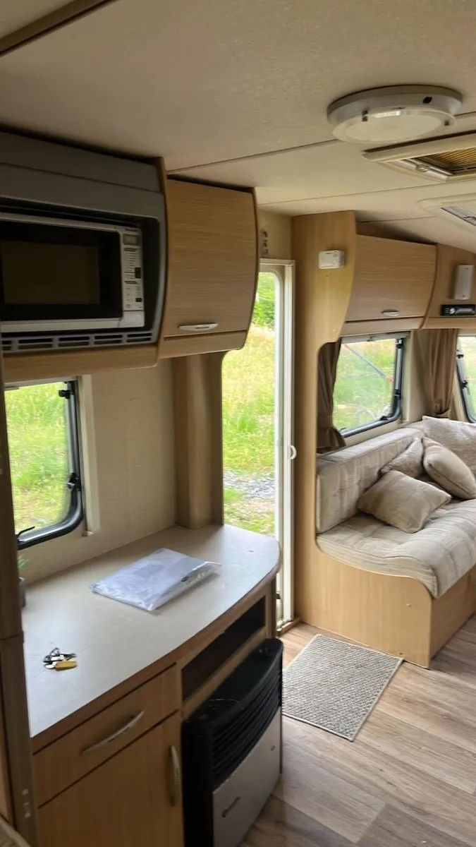 Abbey Vogue fixed bed caravan - Image 3