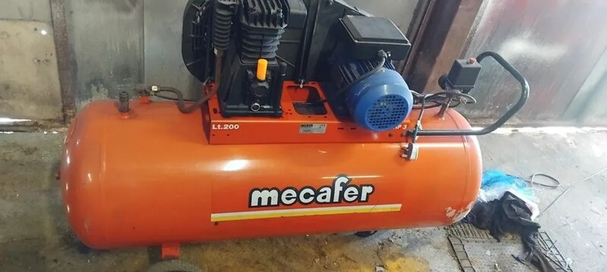200 L air compressor - Image 1