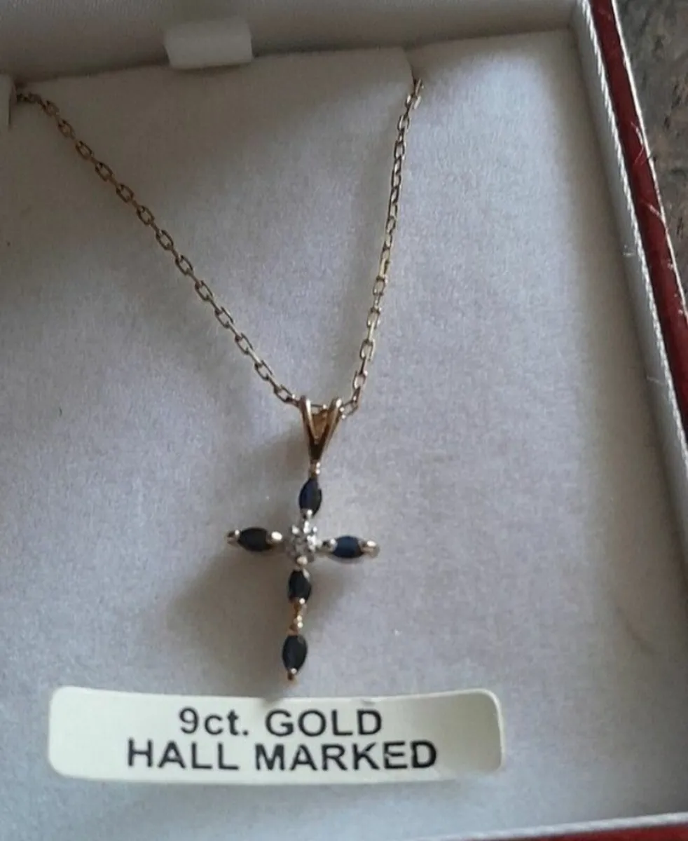 9CT GOLD EAR RINGS 9 CT GOLD CROSS AND CHAIN - Image 1