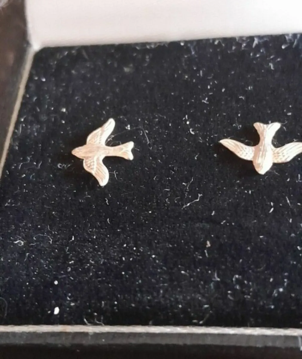 9CT GOLD EAR RINGS 9 CT GOLD CROSS AND CHAIN - Image 2