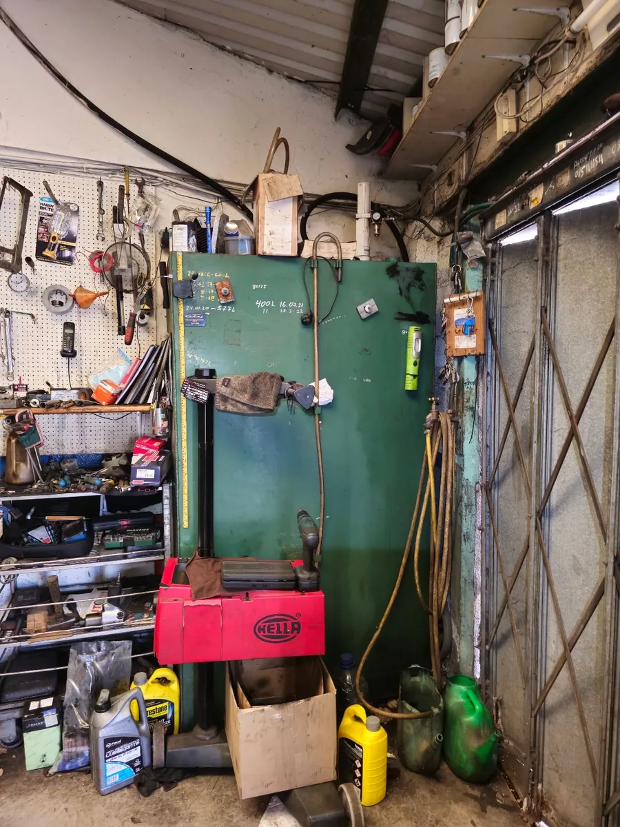 Garage equipment - Image 1