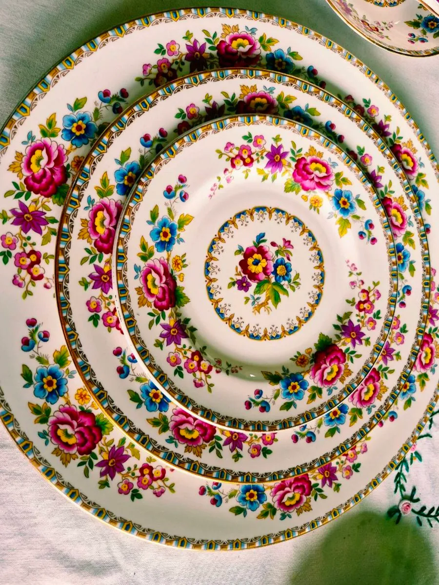 Big Grafton 74 piece dinner service - Image 1
