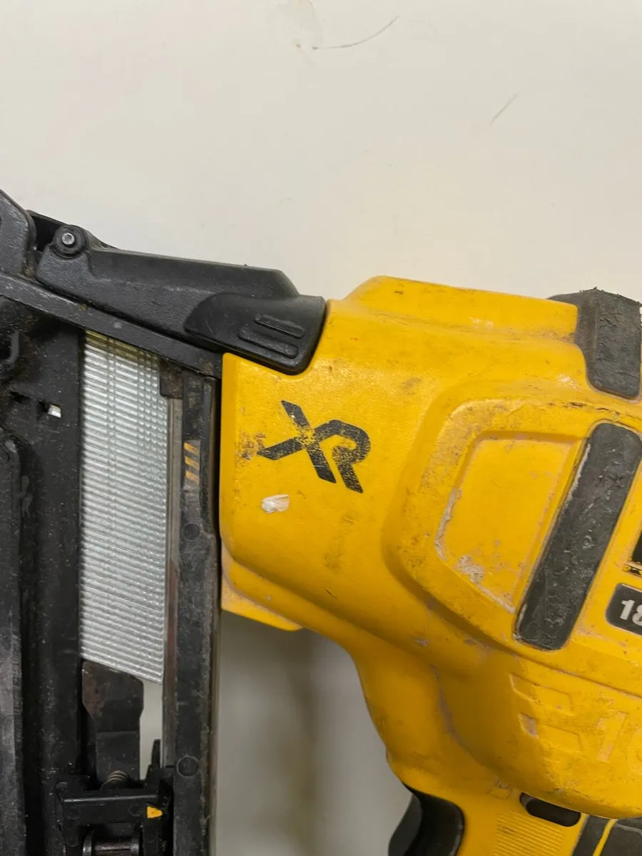 DeWalt DCN660 Finish Nailer BareTool - Image 3