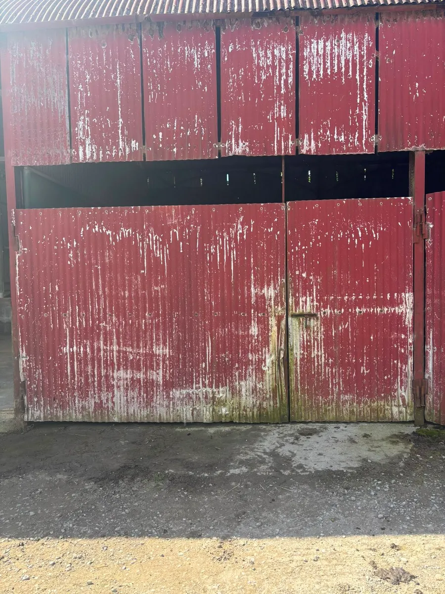 Water troughs, Shed steel doors - Image 4