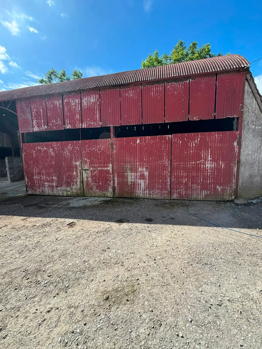 Water troughs, Shed steel doors - Image 1