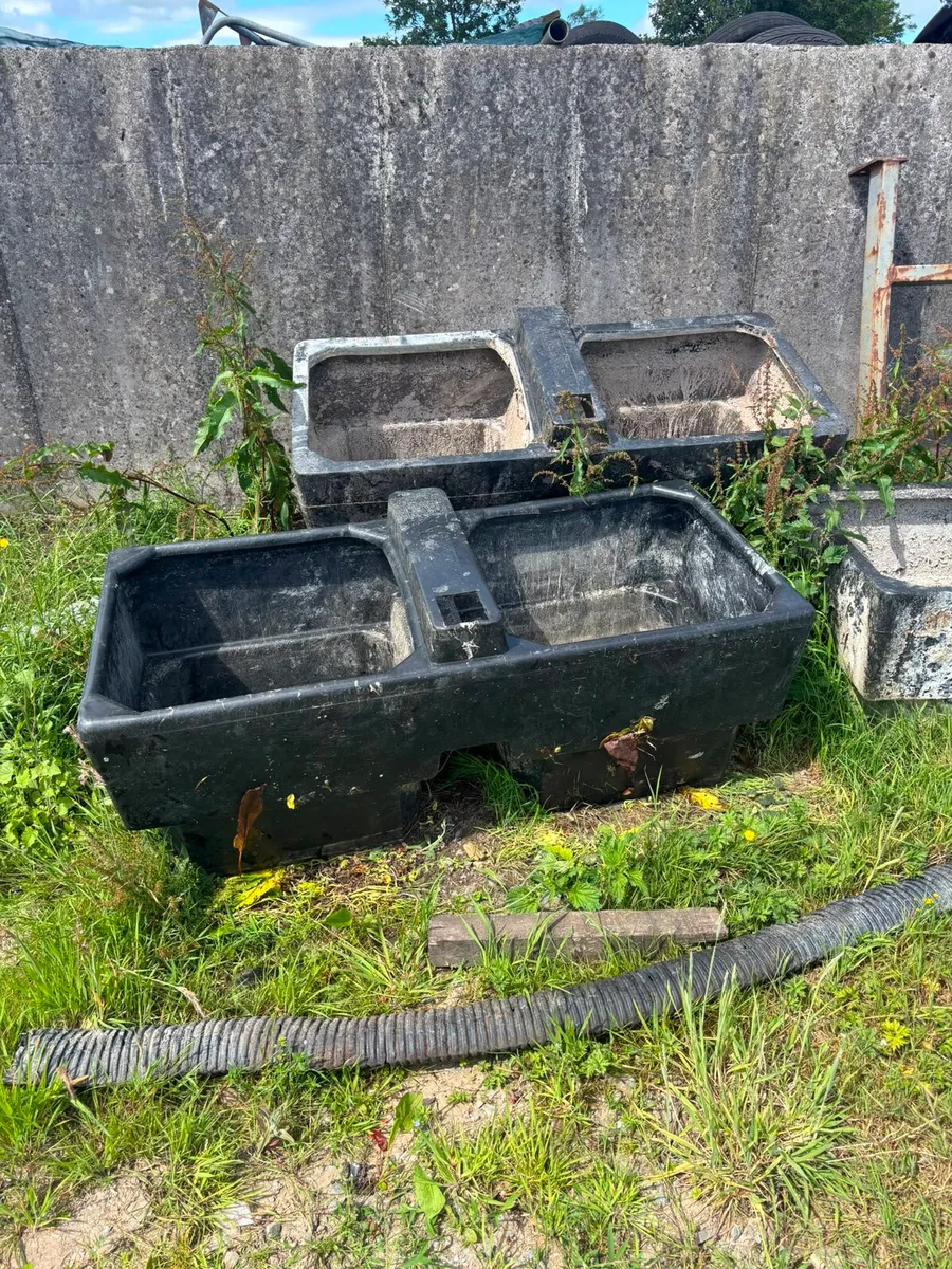 Water troughs, Shed steel doors - Image 3