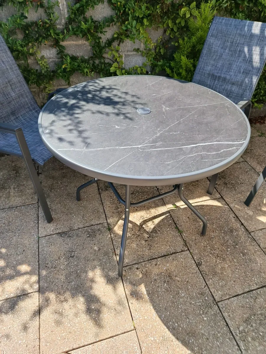 Outdoor table and chairs - Image 3