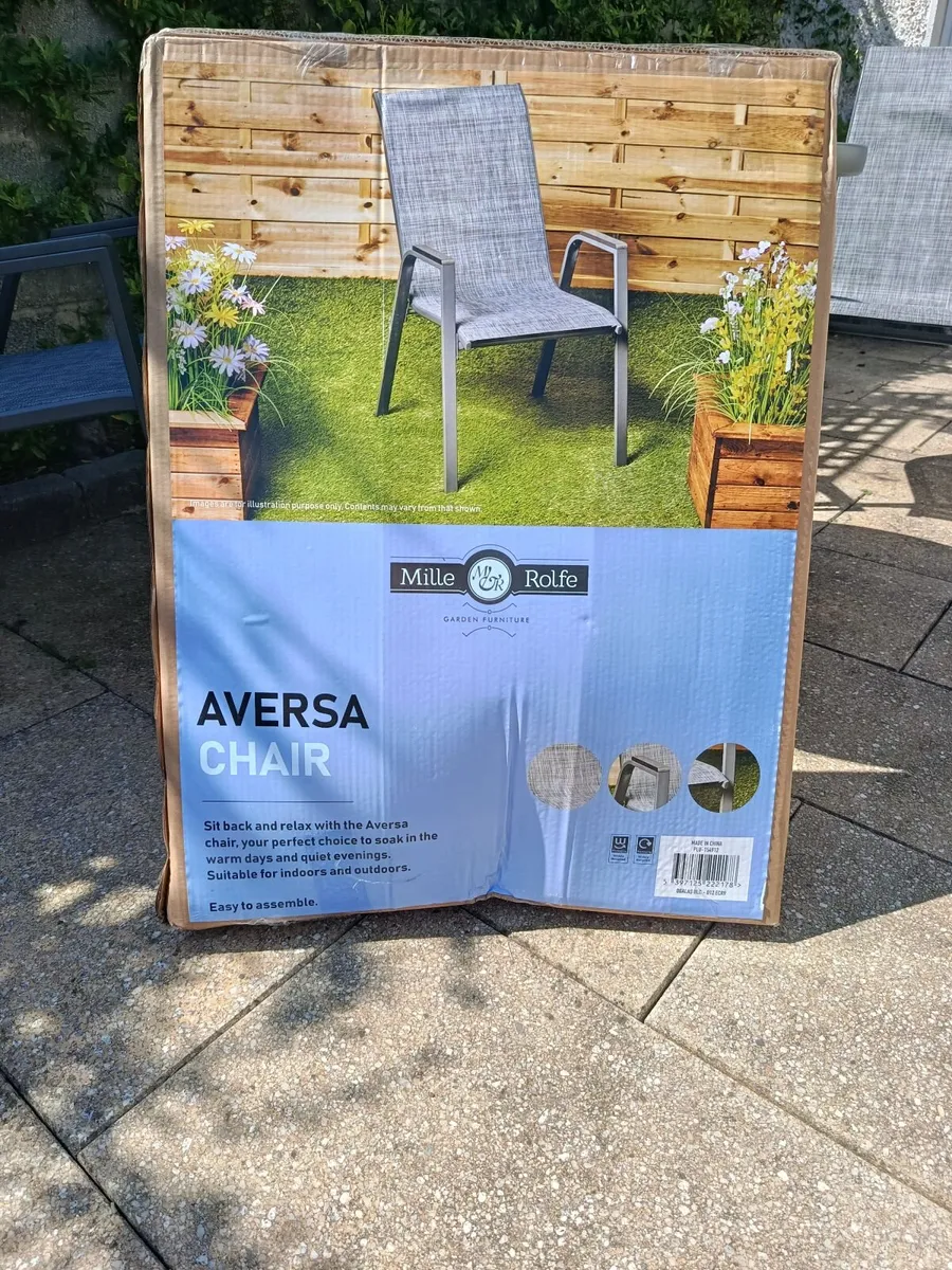 Outdoor table and chairs - Image 2
