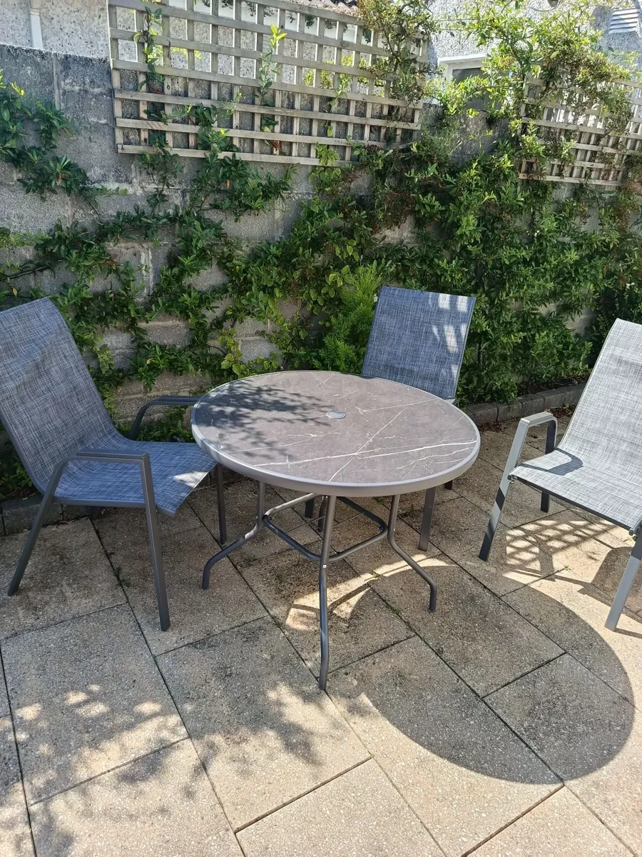 Outdoor table and chairs - Image 1