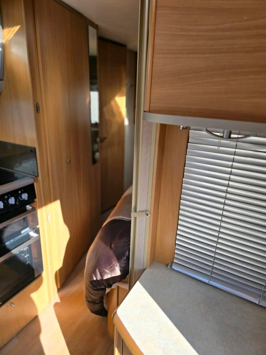 Swift challenger touring caravan 570 - Image 2