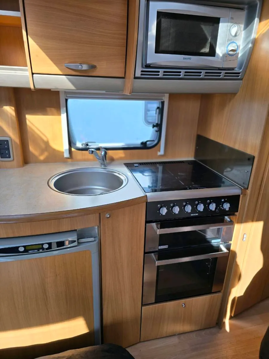 Swift challenger touring caravan 570 - Image 3