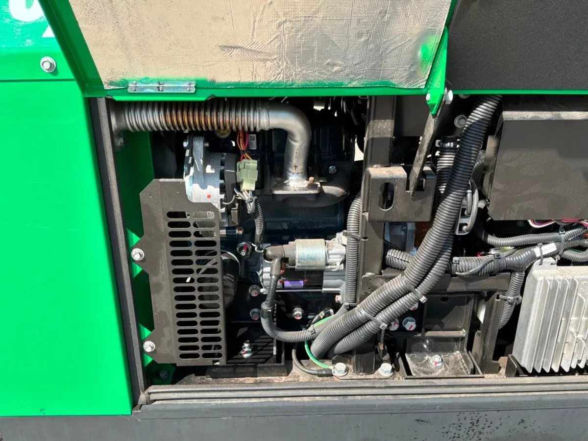 2023 Shindaiwa 301 welder / generator....871 hours - Image 4