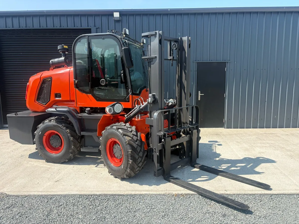 Terramax 3.5T All terrain articulated 4WD forklift - Image 1