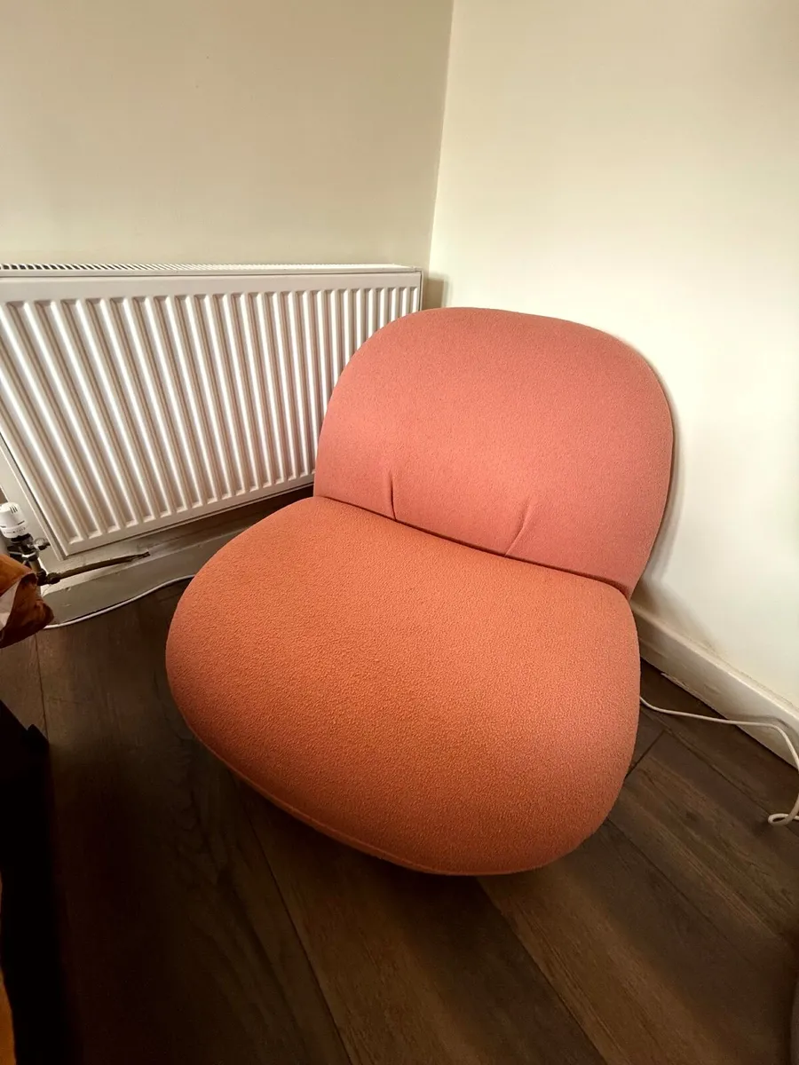 Patcha Style swivel lounge chair, in Pink - Image 1