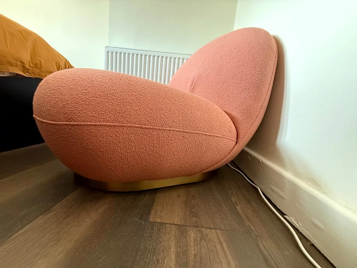 Patcha Style swivel lounge chair, in Pink - Image 2