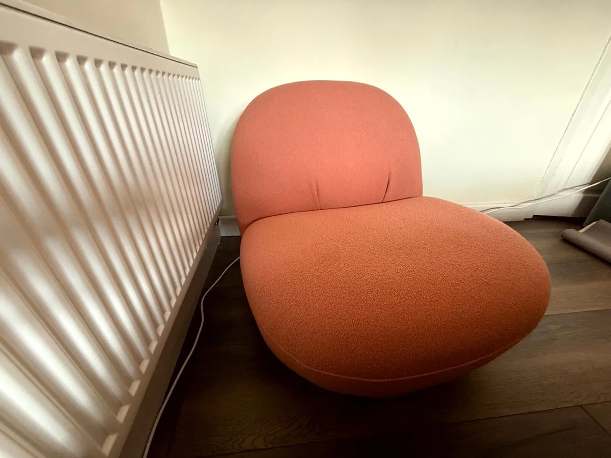 Patcha Style swivel lounge chair, in Pink - Image 3