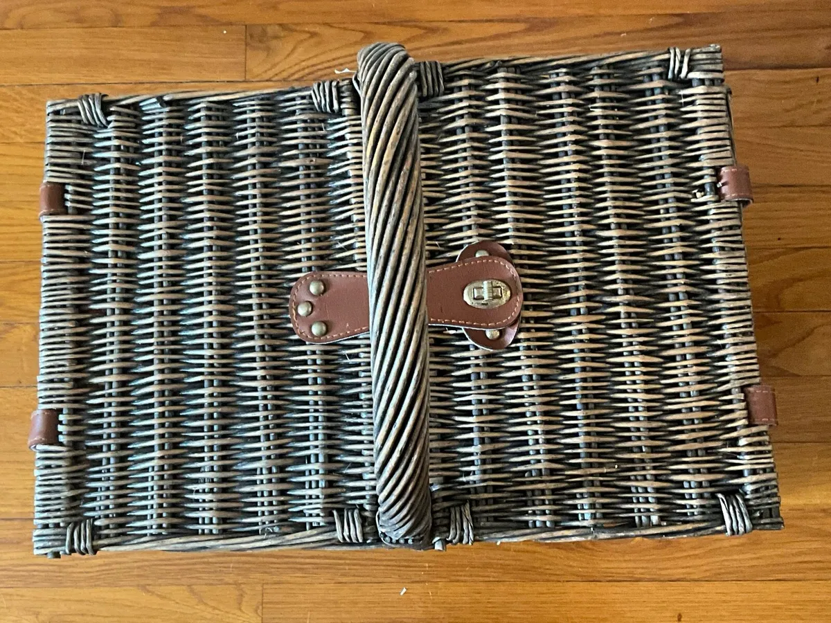 Wicker Picnic Basket for 4 - Image 2