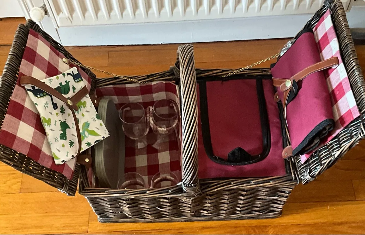 Wicker Picnic Basket for 4 - Image 3
