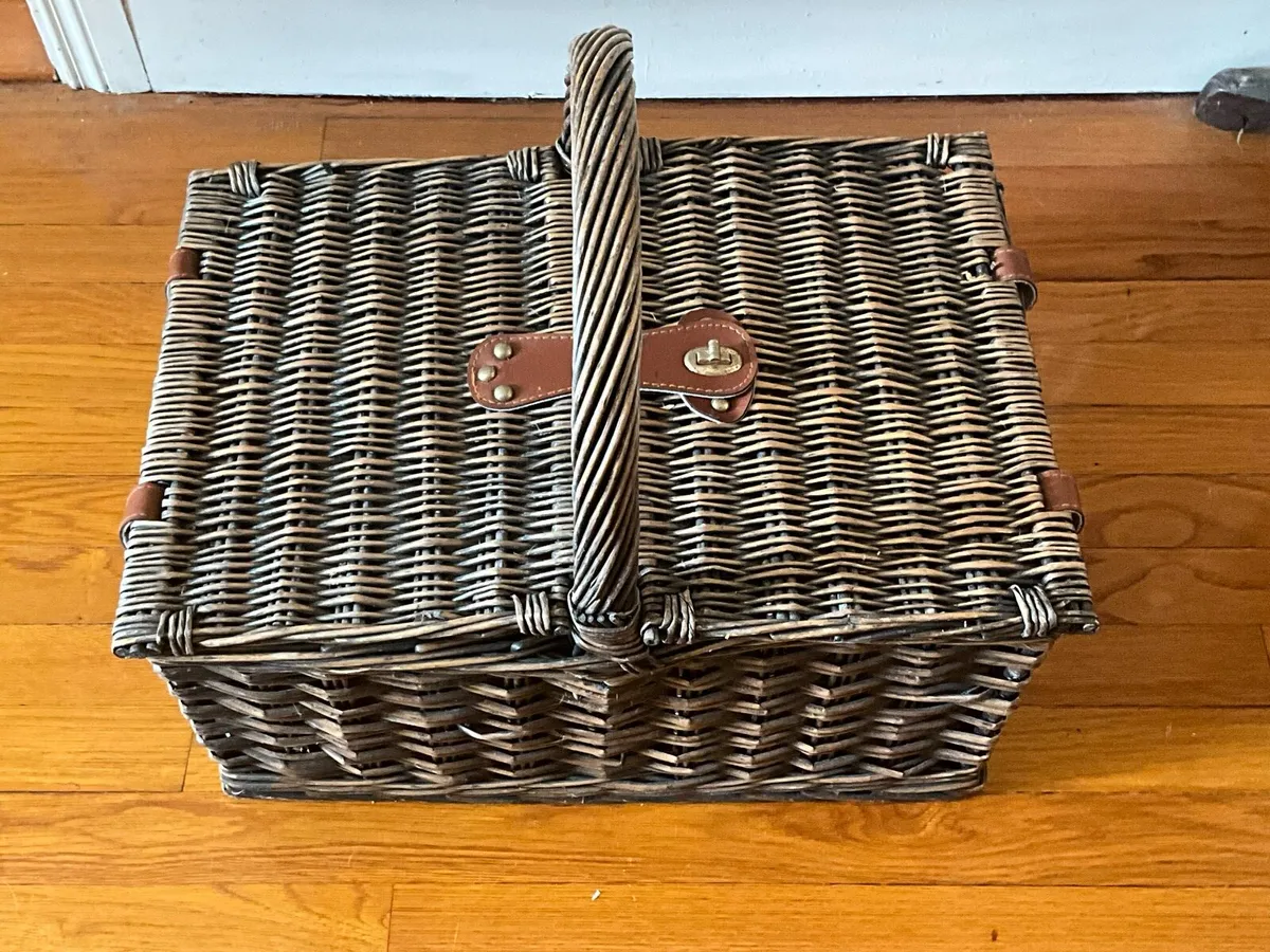 Wicker Picnic Basket for 4 - Image 1