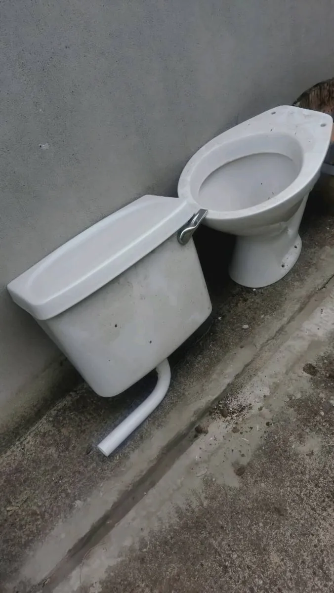 Toilet, cistern, sink and pedestal - Image 1