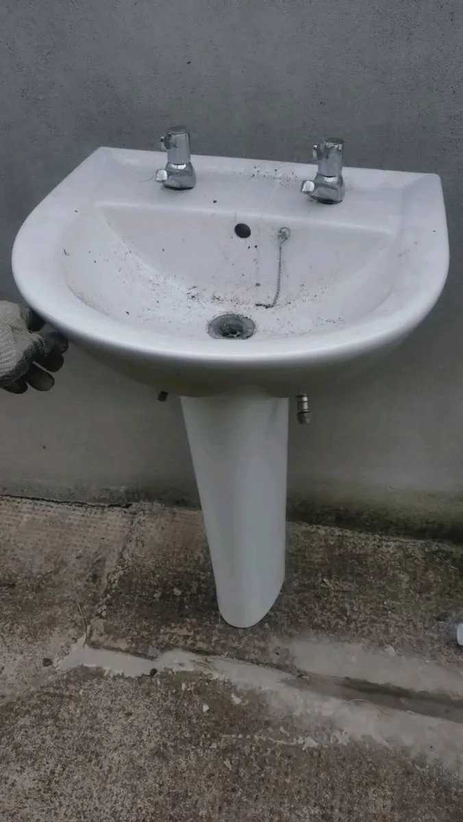 Toilet, cistern, sink and pedestal - Image 2