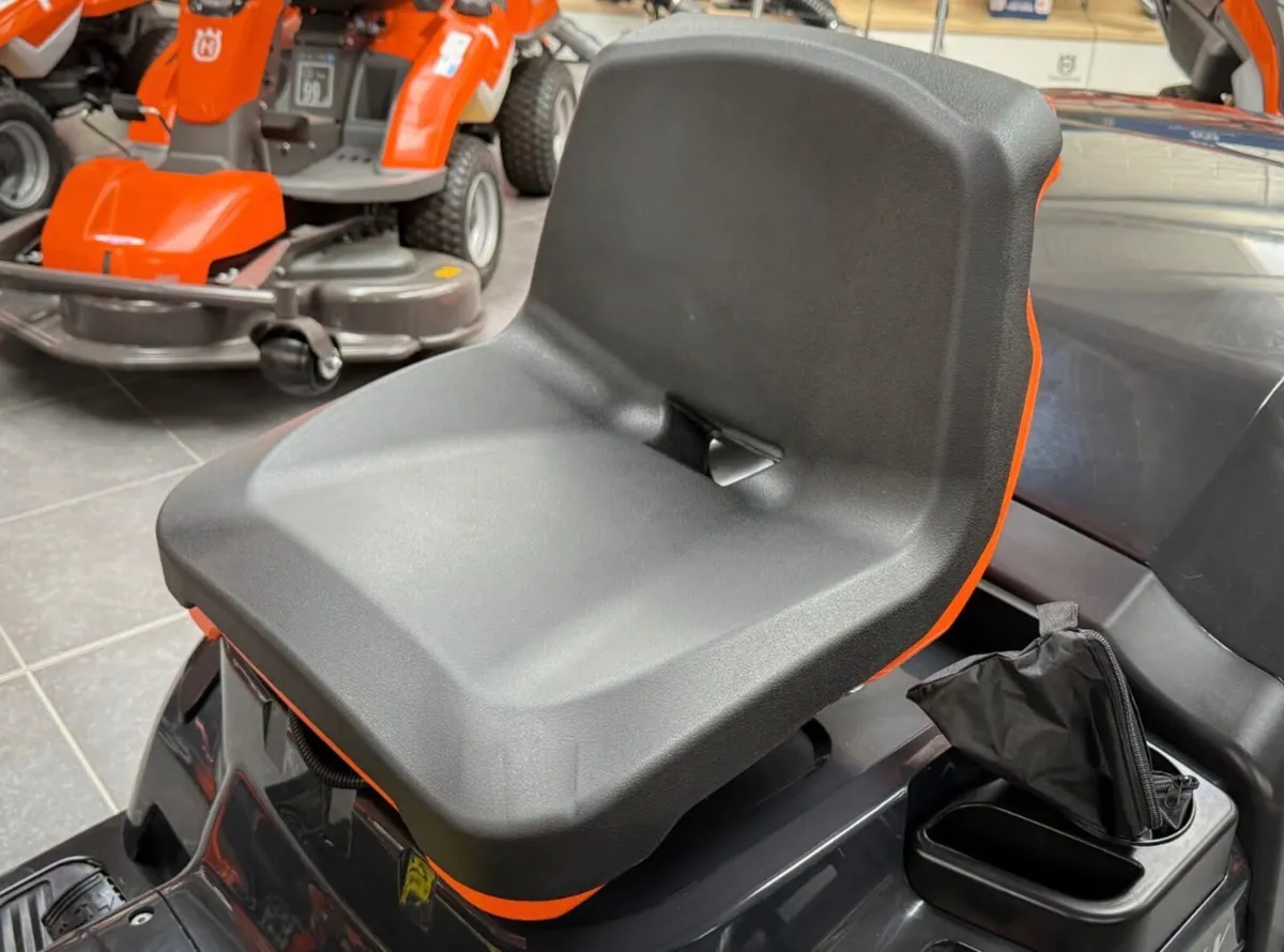 Oleo-Mac ride on lawnmower - Image 3