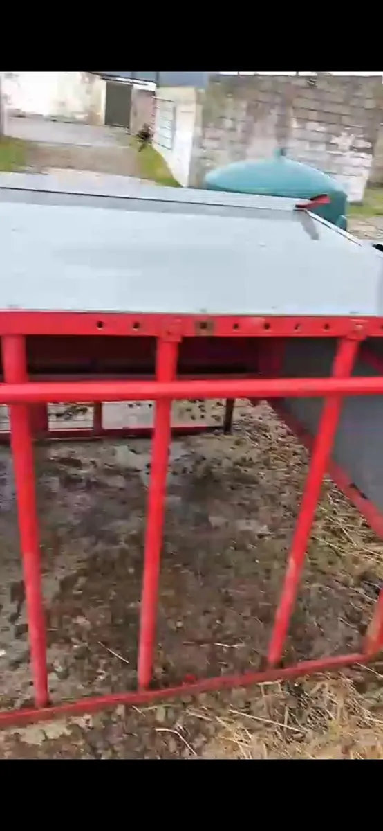 Large calf creep feeder - Image 1