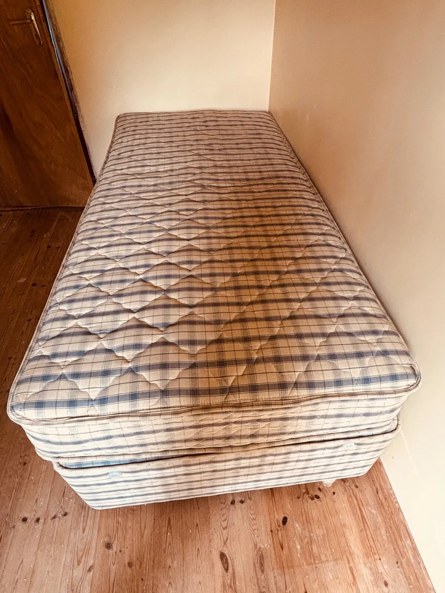 Single bed base and mattress - Image 1