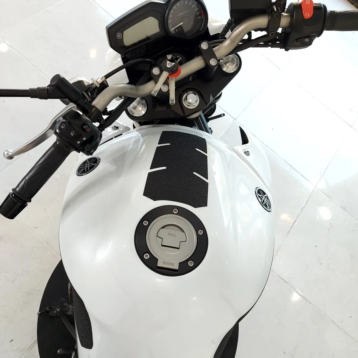 ...2014 YAMAHA XJ6...LOW MILEAGE - Image 3