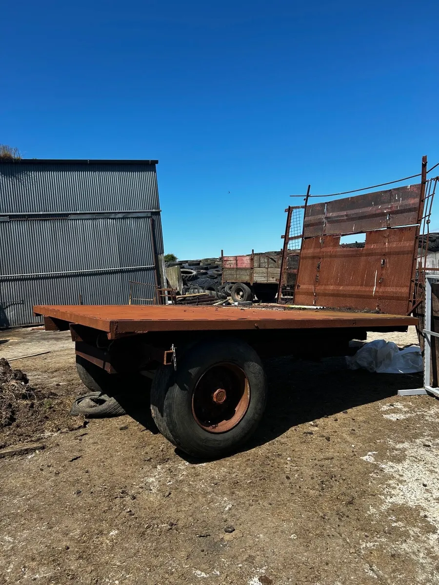 Bale trailer - Image 1